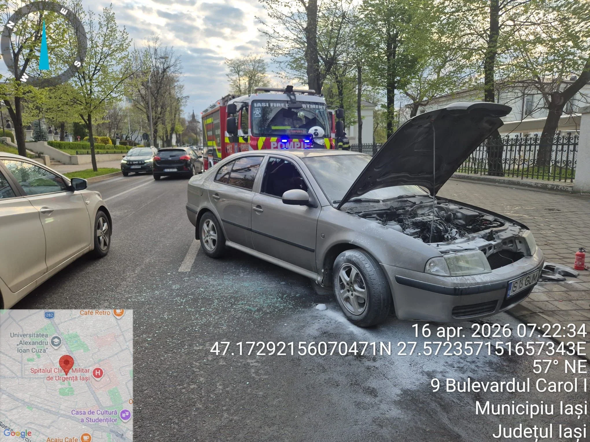 Mașină în flăcări pe o stradă din Iași