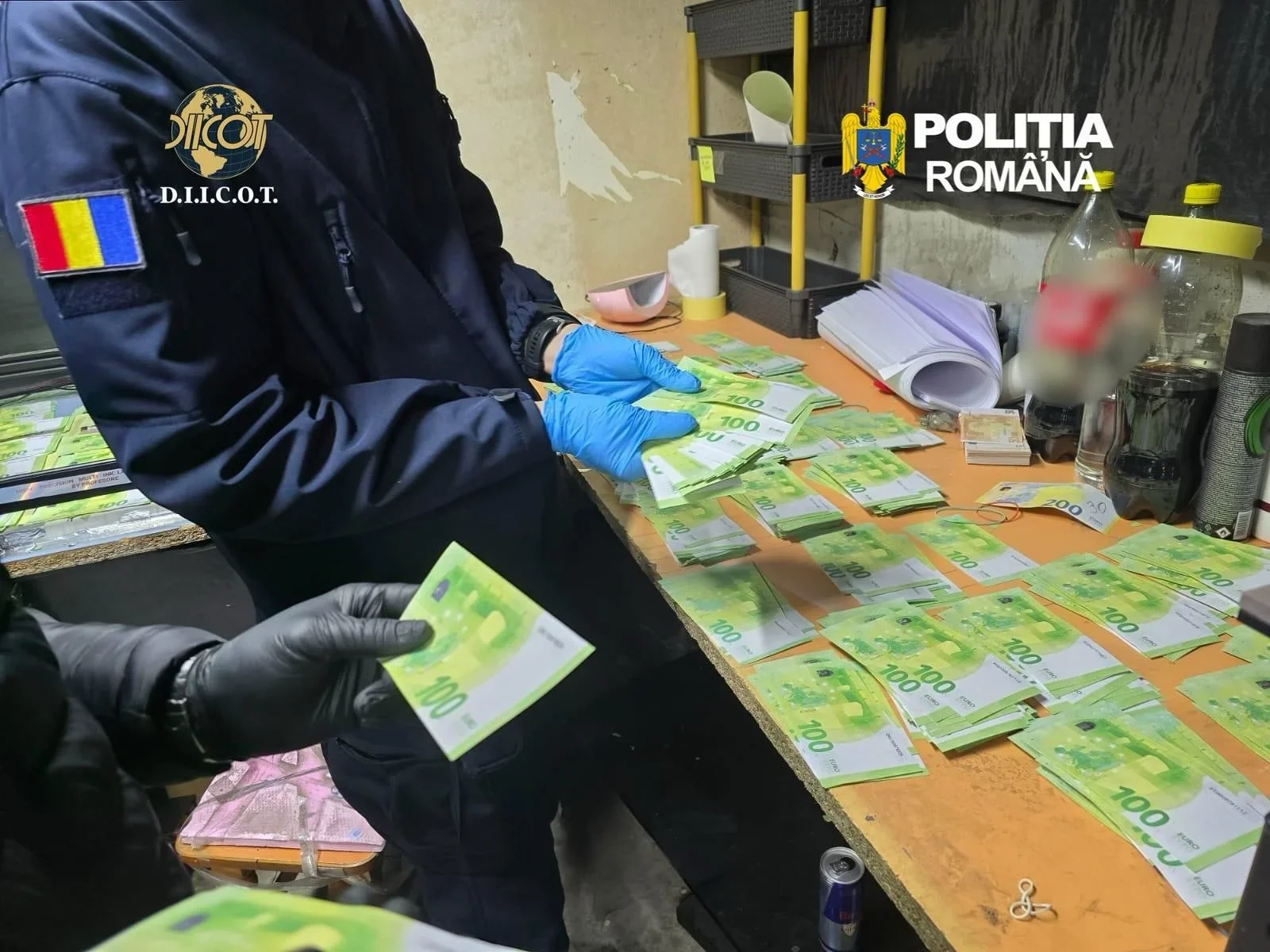 Mii de euro falși găsiți de procurori la fabrica de bani clandestină