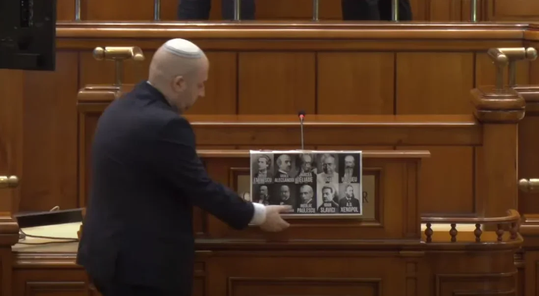 Scandal în plenul Parlamentului: Silviu Vexler a rupt o foaie cu fotografii ale unor personalități române