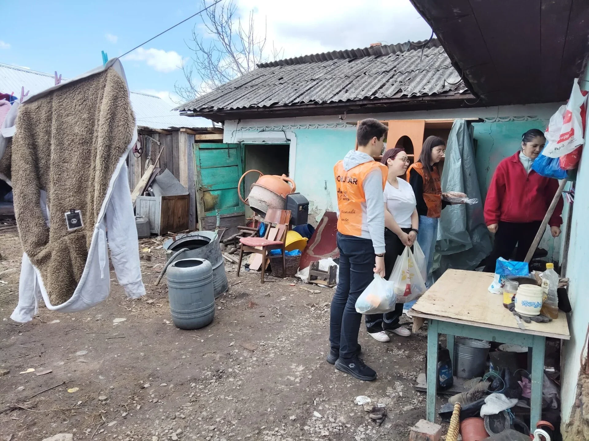 Sute de familii și bătrâni sprijiniți de tinerii ATOS