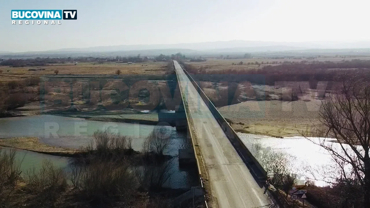 Happy end pe podul peste Moldova: gropile au fost, din nou, acoperite