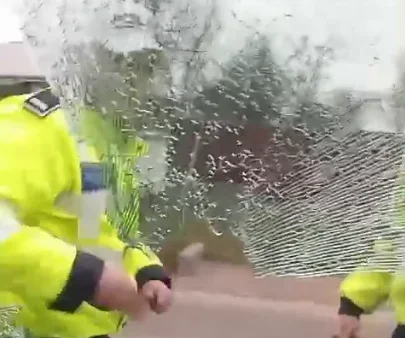 Bărbat cu permisul anulat, scos cu forța din mașină de polițiști la Botoșani