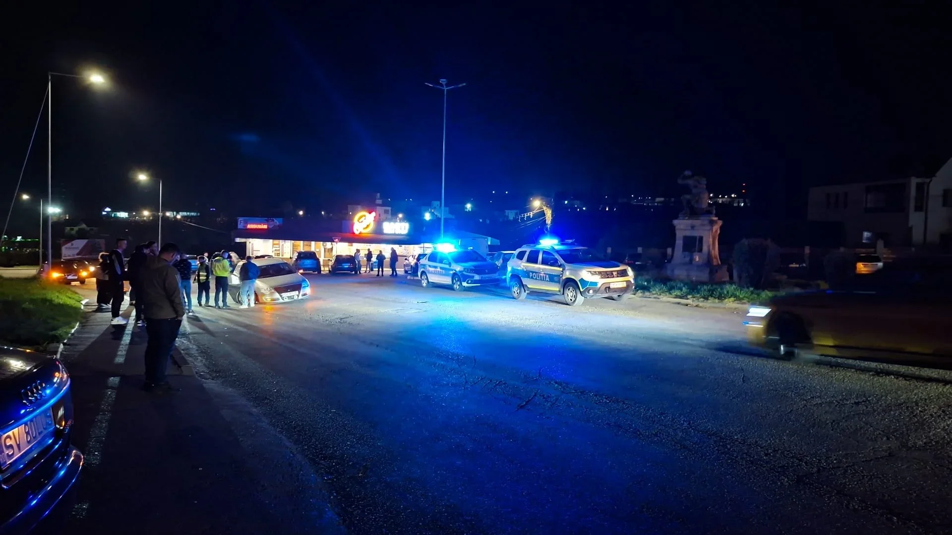 Stâlp de iluminat doborât după un impact violent, la intrarea în Fălticeni