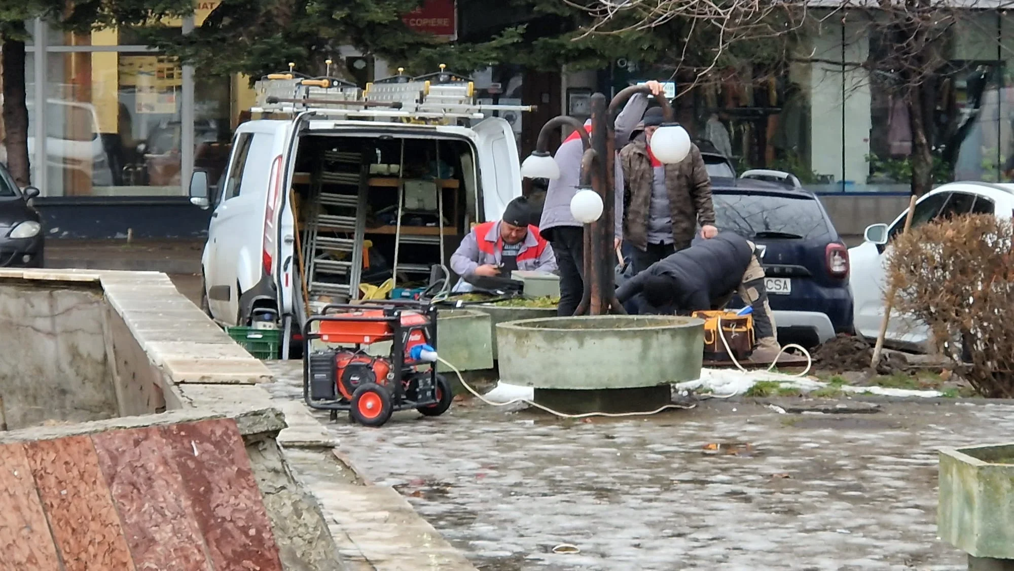 Panoul deteriorat din parc, reparat rapid de muncitori