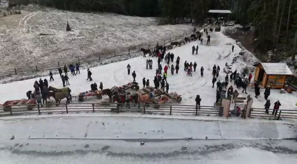 Sute de oameni, la Sadova, la Parada săniilor trase de cai, în a doua zi de Crăciun