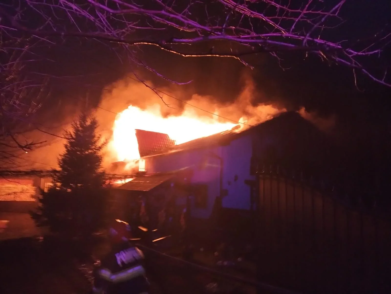 INCENDIU LA O CASĂ DIN DOLHASCA, PROVOCAT DE COȘUL DE FUM