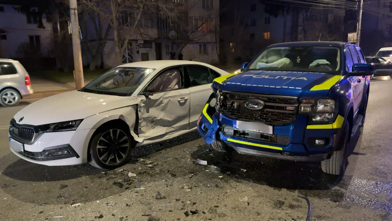 Doi polițiști răniți în timp ce se deplasau spre un caz