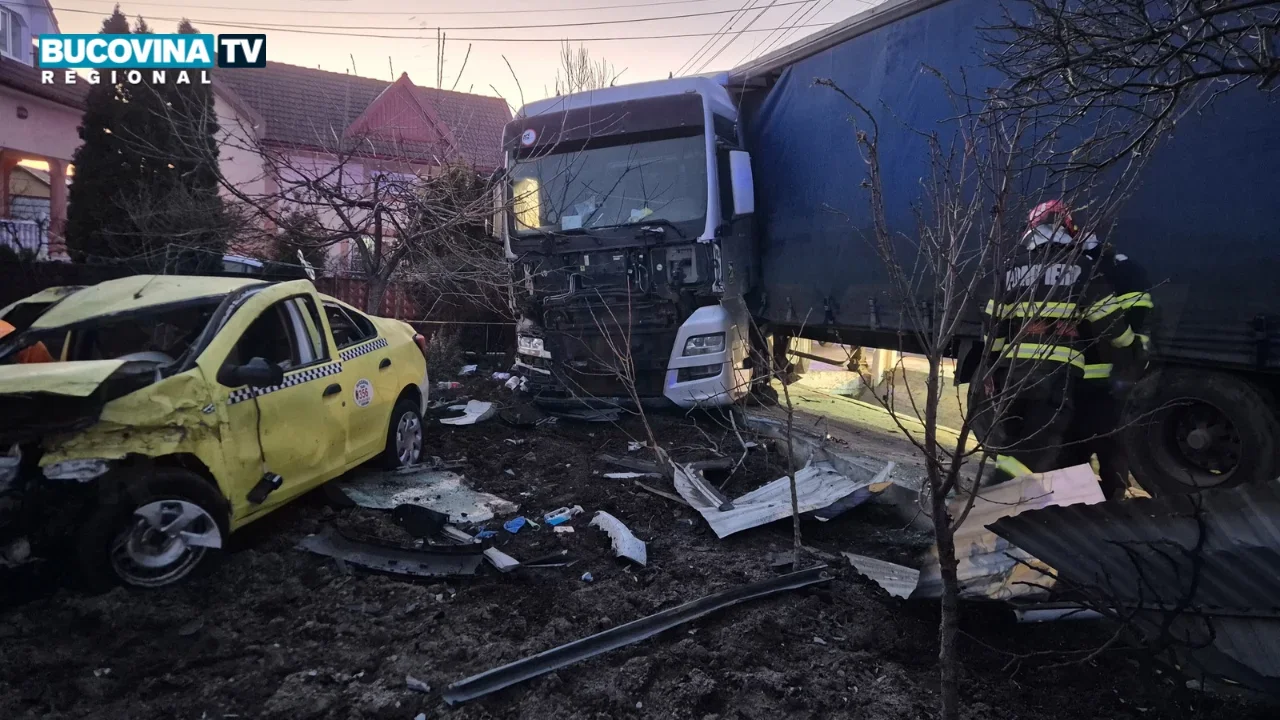 Tir și taxi, implicate într-un accident la Dumbrăveni