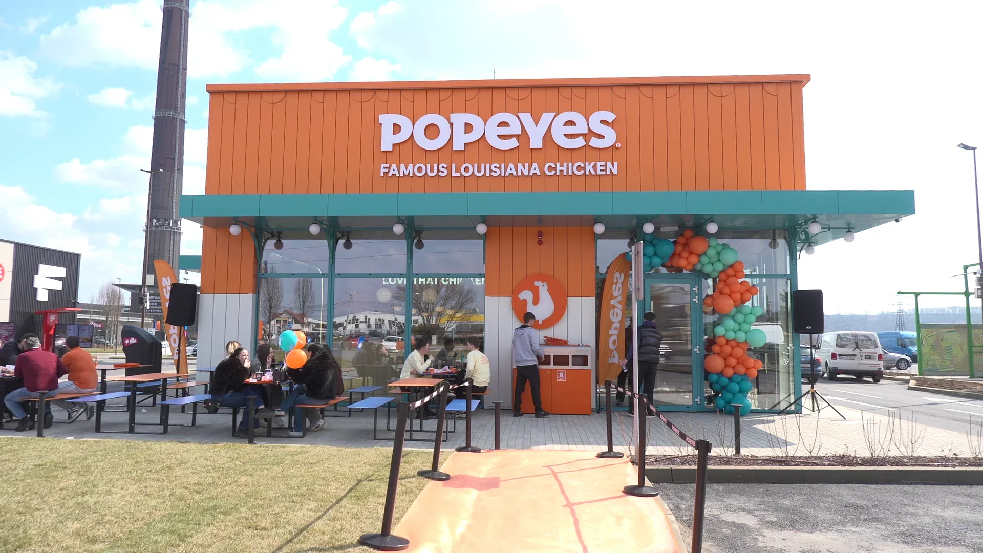 Popeyes a deschis al doilea drive thru din România, la Suceava